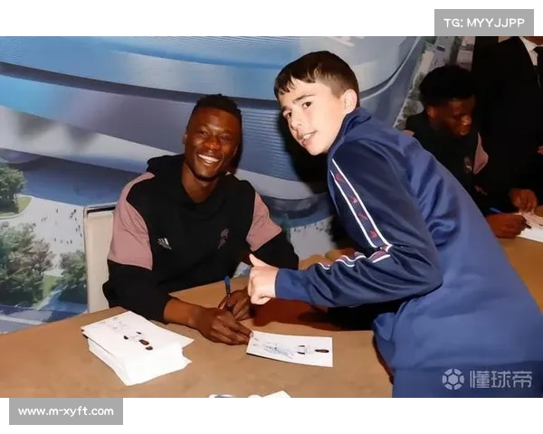 赛后球员签名互动 运动员与小朋友合影留念温馨瞬间